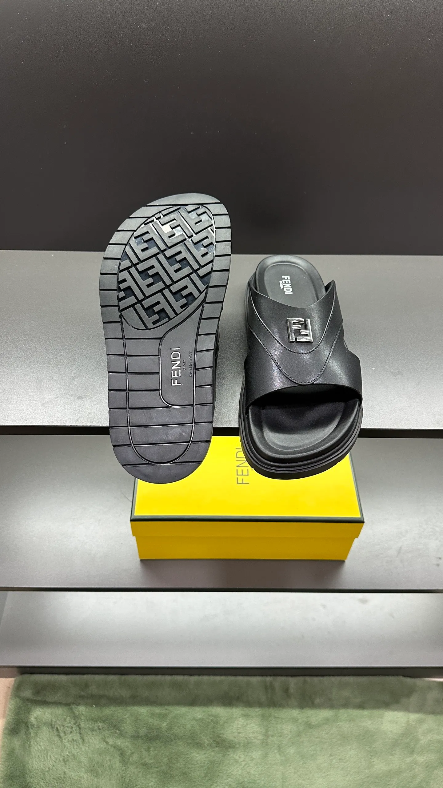 P300 [Fendi Slippers] High-end men's shoes brand, official website 1:1 latest masterpiece: original mold customization, fabrics made of imported original materials, upgraded outsole, lighter and non-slip. The market's top quality, simple yet tasteful, a must-have for fashionistas, fashionable at your feet, full of confidence, the same style at the counter 👍The season of summer slippers is here. Code: 38-45, 46 order